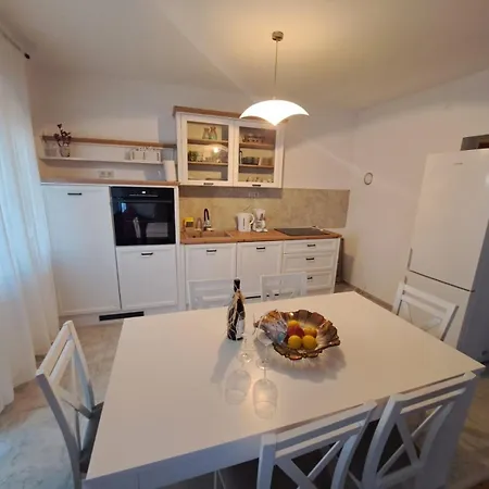 2423a Apartment *