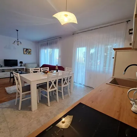2423a Apartment *
